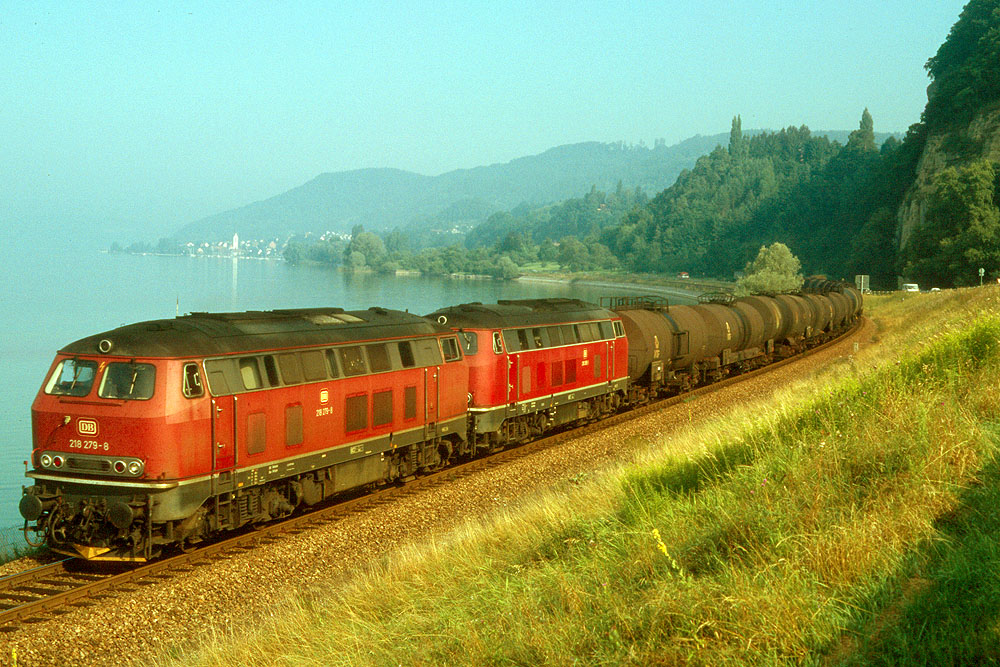https://www.eisenbahnfotograf.de/datei/August 1986/1120145 DB 218278+305 Ueberlingen 7.8.86.jpg